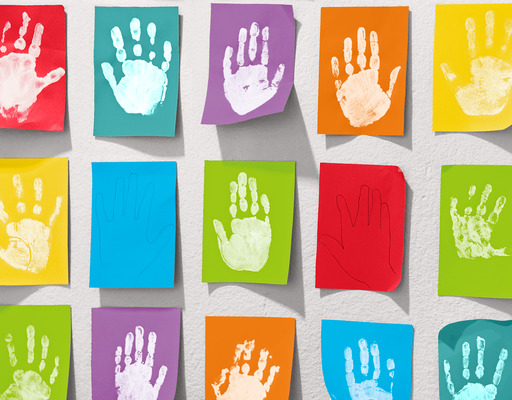 Bunte Klebezettel an der Pinnwand