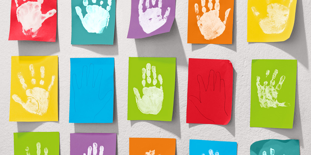 Grafik mit Händen, die in unterschiedlichen farblichen Hintergründen dargestellt werden