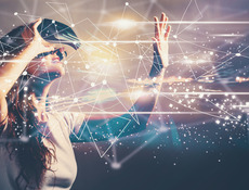 Frau mit VR-Brille