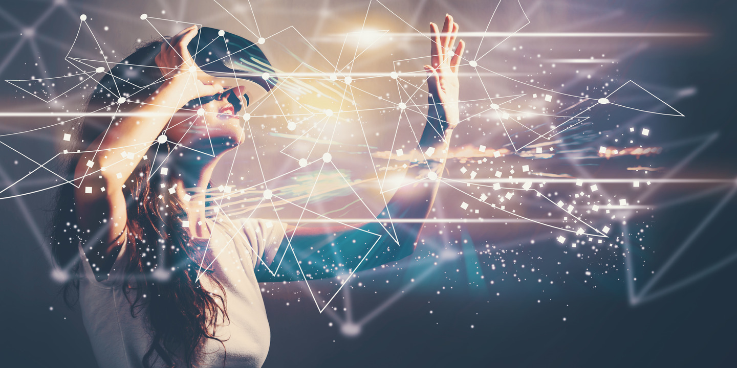 Frau mit VR-Brille