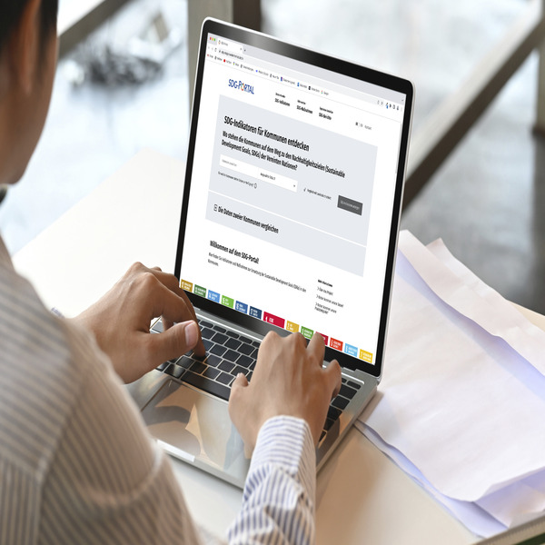 Cropped shot man typing mockup laptop computer with blank screen(© Montage: © sodawhiskey - stock.adobe.com)
