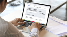 Cropped shot man typing mockup laptop computer with blank screen(© Montage: © sodawhiskey - stock.adobe.com)