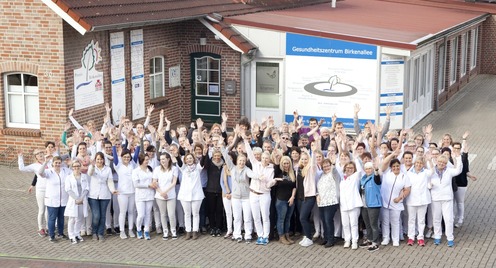 Das Praxisteam des MVZ Birkenallee steht vor dem Gebäude.
