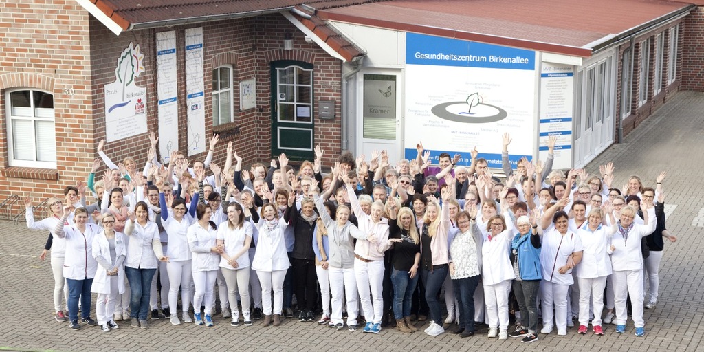 Das Praxisteam des MVZ Birkenallee steht vor dem Gebäude.