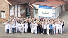 Das Praxisteam des MVZ Birkenallee steht vor dem Gebäude.