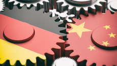 China and Germany flags on metal cogwheels. 3d illustration(© © Rawf8 - stock.adobe.com)