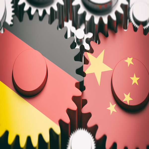China and Germany flags on metal cogwheels. 3d illustration(© © Rawf8 - stock.adobe.com)