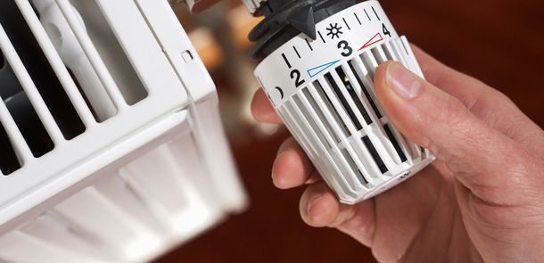adjusting the radiator thermostat(© © Ingo Bartussek - stock.adobe.com)