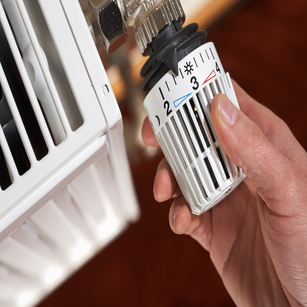 adjusting the radiator thermostat(© © Ingo Bartussek - stock.adobe.com)