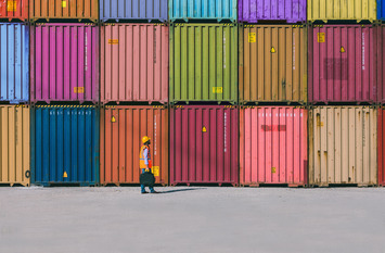 Bunte Frachtcontainer &uuml;bereinander gestapelt