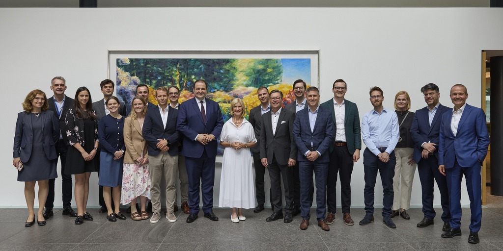 Gruppenfoto der Teilnehmenden des "Diplomacy Circle Retreat" im Foyer der Bertelsmann Stiftung in Gütersloh
