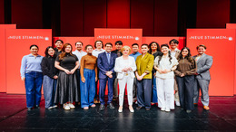 Gruppenfoto der Semifinalist:innen der NEUEN STIMMEN 2026 mit NEUE-STIMMEN-Präsidentin Liz Mohn und Alexander Neef, Vorsitzender der Jury der NEUEN STIMMEN.
