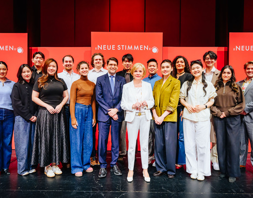 Gruppenfoto der Semifinalist:innen der NEUEN STIMMEN 2026, zusammen mit NEUE-STIMMEN-Präsidentin Liz Mohn und Alexander Neef, Vorsitzender der Jury der NEUEN STIMMEN.