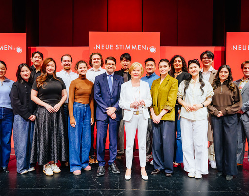 Gruppenfoto der Semifinalist:innen der NEUEN STIMMEN 2026, zusammen mit NEUE-STIMMEN-Präsidentin Liz Mohn und Alexander Neef, Vorsitzender der Jury der NEUEN STIMMEN.