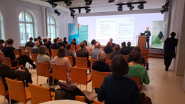Blick auf die Bühne beim Jahresforum Zivilgesellschaftsdaten Vorne steht der Leiter von Ziviz, Peter Schubert.