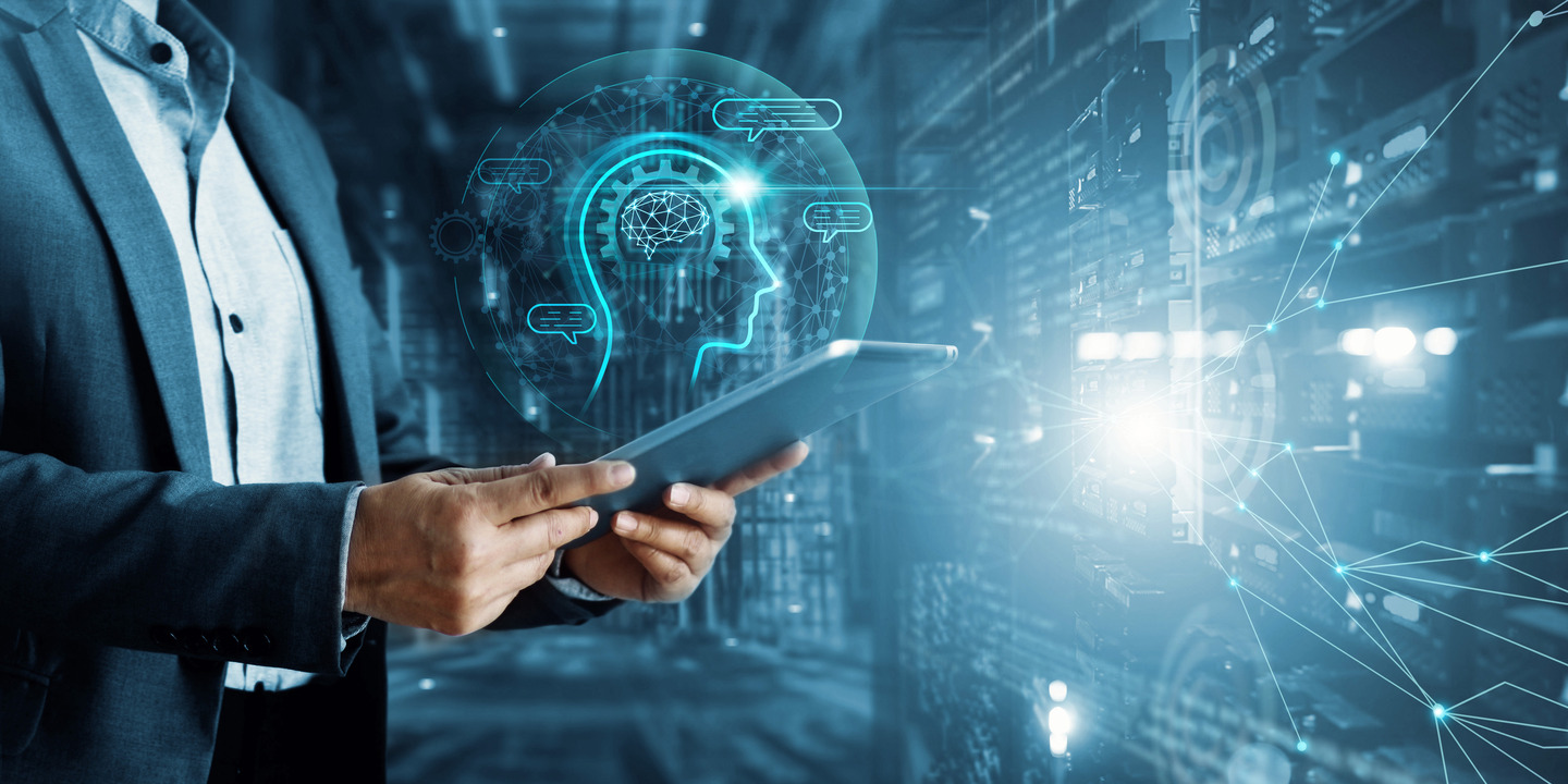 Geschäftsmann, der ein Tablet in der Hand hält und KI für eine Analyse benutzt