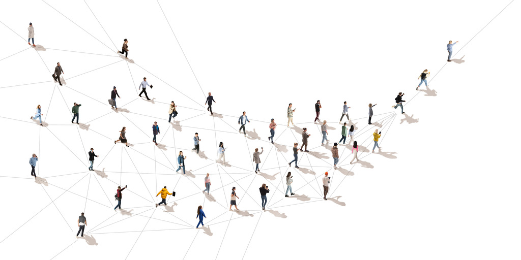 uftaufnahme einer sich bewegenden Menschenmenge, verbunden mit einer Linie, die die Kommunikation in der modernen Welt symbolisiert. Konzept des Internets, von Online-Diensten, sozialen Medien und Technologie.