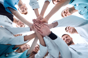 &Auml;rzte legen die H&auml;nde &uuml;bereinander