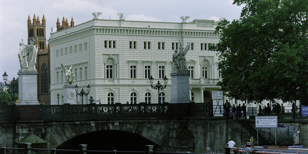 Hier wird ein Foto der Bertelsmann Repräsentanz Unter den Linden 1 gezeigt.