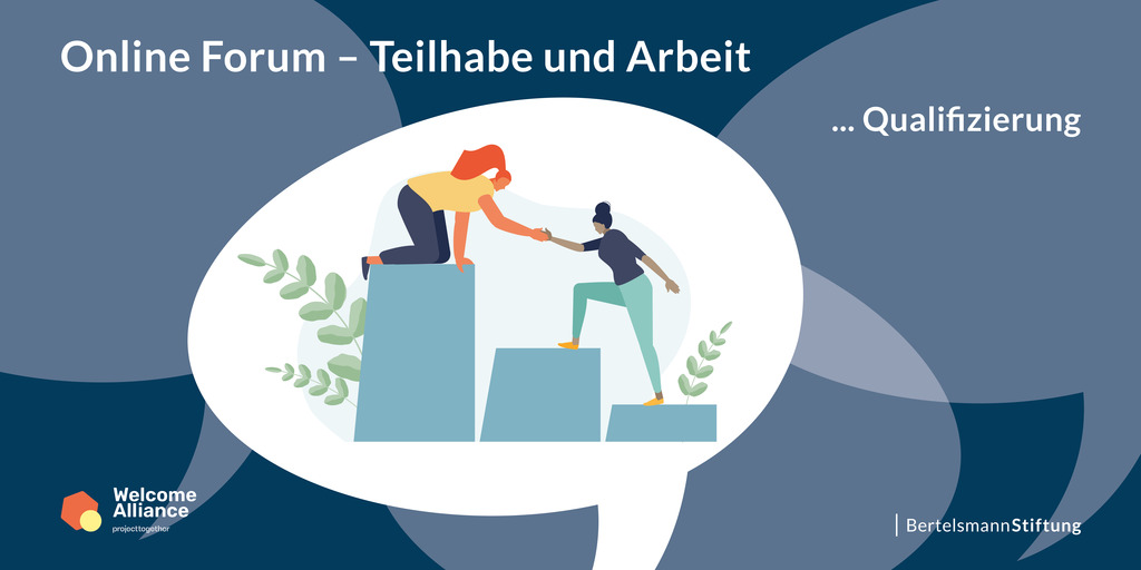 eine Frau hilft einer anderen auf ein Podest