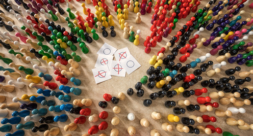 Bunte Figuren und Zettel mit Kreuzchen