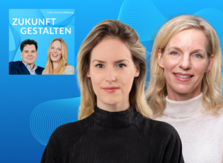 Teaserbild zur "Zukunft gestalten"-Podcast-Folge im April 2026 mit Michaela Hermann (links) und Wiebke Ankersen (rechts). Im Hintergrund sind die Moderator:innen des Podcasts, Jochen Arntz und Malva Sucker, zu sehen. Schmalere Variante des Teaserbildes.