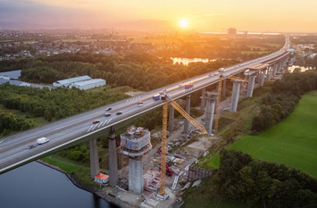 Luftaufnahme einer im Bau befindlichen Autobahnbr&uuml;cke &uuml;ber den Nord-Ostsee-Kanal.