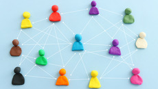 Colorful figures connected over blue background, concept of human resources and collaboration(© © tomertu - stock.adobe.com)