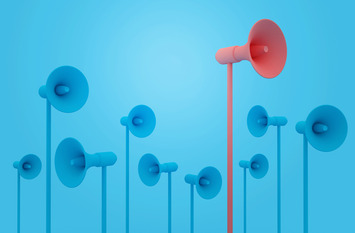 Mehrere blaue Megafone vor hellblauem Hintergrund, eines davon ragt in Rot deutlich h&ouml;her heraus.