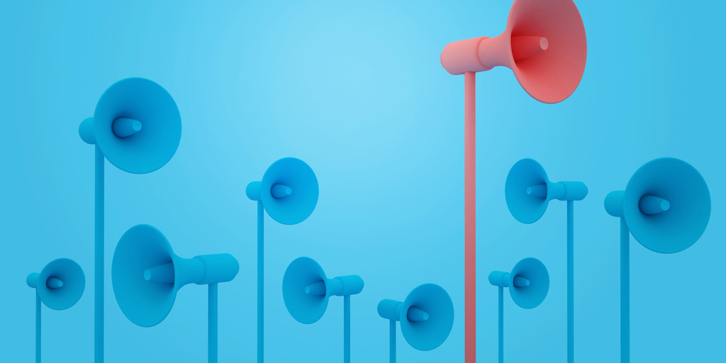 Mehrere blaue Megafone vor hellblauem Hintergrund, eines davon ragt in Rot deutlich höher heraus.