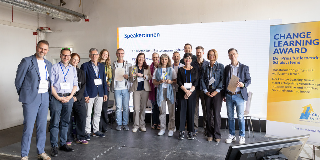 Foto mit den Projektverantwortlichen und den Preisträger:innen des Change Learning Awards