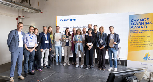 Foto mit den Projektverantwortlichen und den Preisträger:innen des Change Learning Awards