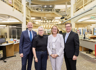 Personen von rechts nach links: Wilfried Uhr, Vorstand Bertelsmann Stiftung; Silke Niermann, Gesch&auml;ftsf&uuml;hrerin der Stadtbibliothek G&uuml;tersloh; Anja Krokowski, stellv. Bibliotheksleitung; Henning Matthes, erster Beigeordneter Stadt G&uuml;tersloh. Anl&auml;sslich der Ank&uuml;ndigung &uuml;ber die Unterst&uuml;tzung der Bertelsmann Stiftung bei der Renovierung der Stadtbibliothek G&uuml;tersloh. Die vier Personen posieren im Geb&auml;ude der Stadtbibliothek f&uuml;r ein gemeinsames Foto. 