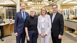 Personen von rechts nach links: Wilfried Uhr, Vorstand Bertelsmann Stiftung; Silke Niermann, Geschäftsführerin der Stadtbibliothek Gütersloh; Anja Krokowski, stellv. Bibliotheksleitung; Henning Matthes, erster Beigeordneter Stadt Gütersloh. Anlässlich der Ankündigung über die Unterstützung der Bertelsmann Stiftung bei der Renovierung der Stadtbibliothek Gütersloh. Die vier Personen posieren im Gebäude der Stadtbibliothek für ein gemeinsames Foto. 