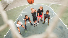 great child Team in sportswear playing basketball game(© © Louis-Paul Photo - stock.adobe.com)