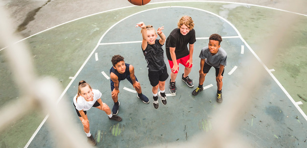 great child Team in sportswear playing basketball game(© © Louis-Paul Photo - stock.adobe.com)
