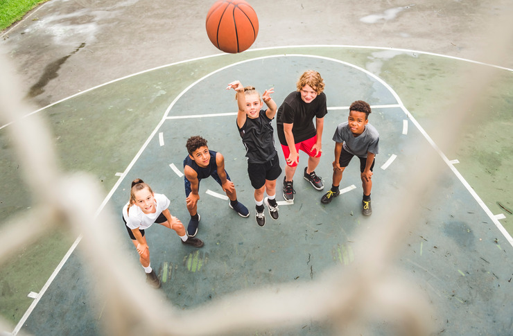 Kinder beim Basketballspiel