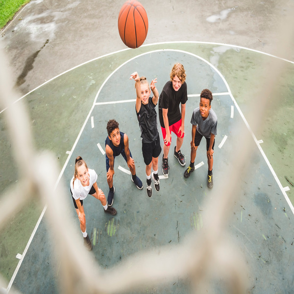 great child Team in sportswear playing basketball game(© © Louis-Paul Photo - stock.adobe.com)