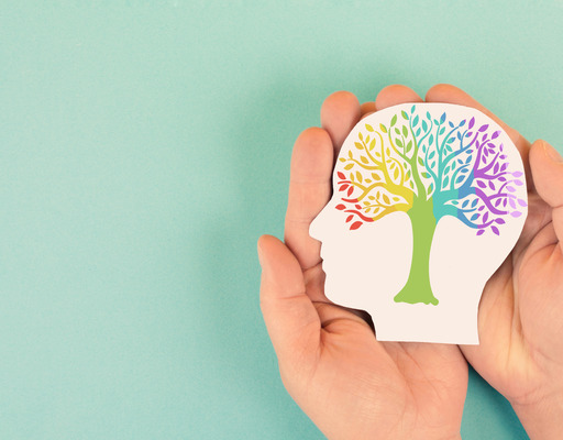 Eine Hand mit einem Papierkopf.