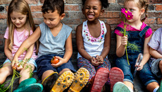Group of kindergarten kids little farmers learning gardening(© © Rawpixel.com - stock.adobe.com)