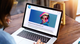 Eine Frau tippt auf der Tastatur eines Laptops, auf dessen Bildschirm der Digitale Jahresbericht 2025 der Bertelsmann Stiftung zu sehen ist.