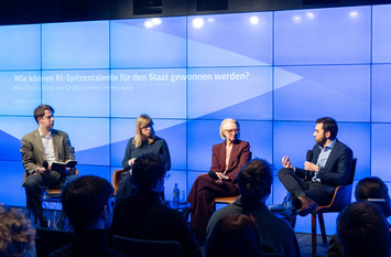 B&uuml;hne mit den Panelisten zu sehen