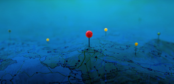 Pins on a geographic map curved like mountains. Pinning a location on a map with mountains. Adventure, discovery, navigation, geography, mountaineering, rock climbing, hike  and travel concept background.(© stock.adobe.com/Tryfonov)