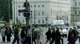 Foto der Bertelsmann Repräsentanz Unter den Linden 1 in Berlin von etwas weiter entfernt mit Fußgängern auf der Straße davor