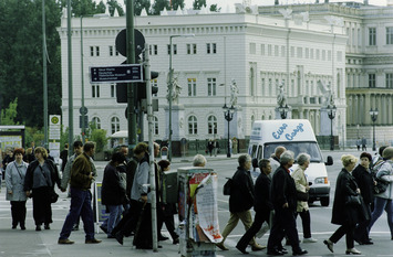 Foto der Bertelsmann Repr&auml;sentanz Unter den Linden 1 in Berlin von etwas weiter entfernt mit Fu&szlig;g&auml;ngern auf der Stra&szlig;e davor