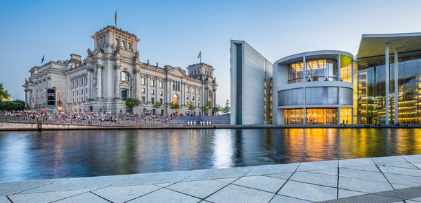 Berlin government district with Reichstag and Paul Löbe Haus at dusk, Germany(© © JFL Photography - stock.adobe.com)