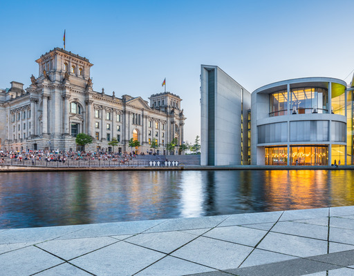 Das Berliner Regierungsviertel mit dem Reichstag und dem Paul-Löbe-Haus in der Abenddämmerung, Deutschland.