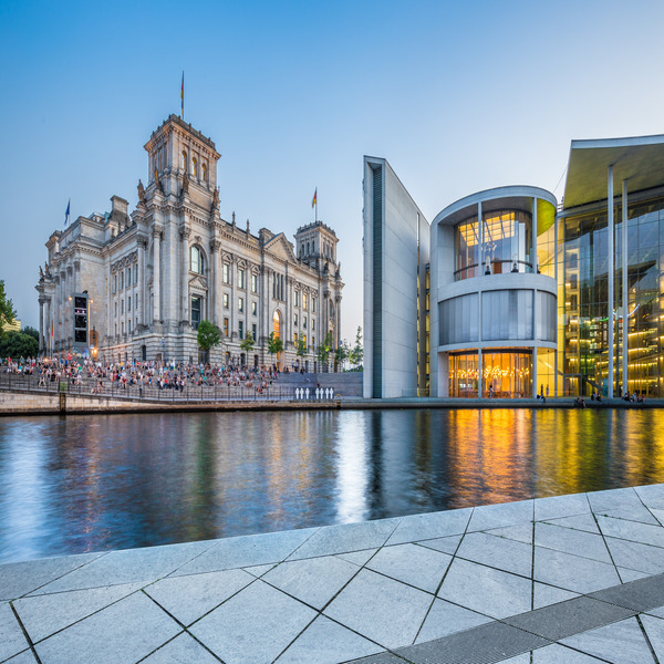 Berlin government district with Reichstag and Paul Löbe Haus at dusk, Germany(© © JFL Photography - stock.adobe.com)