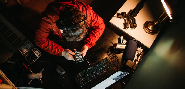 Man Content Creator Hard at work at His Desk Late into the Night(© © Marco - stock.adobe.com)