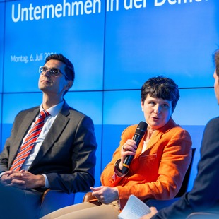Mann und Frau auf Podium